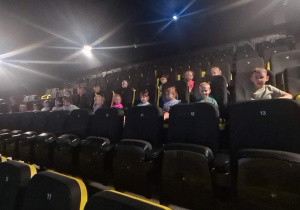 Dzieci oglądają film