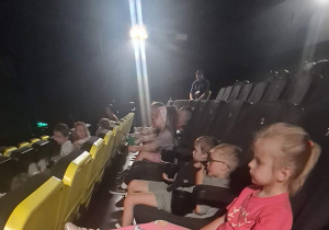 Dzieci oglądają film