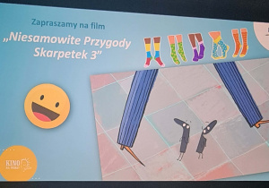 Ekran w kinie z tytułem filmu.