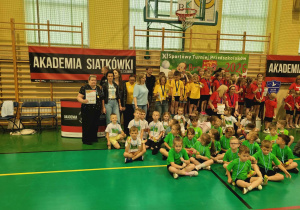 dzieci pozują do zdjęcia