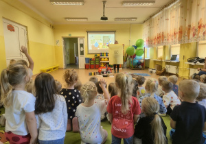 Dzieci uczą się zasad prawidłowej segregacji śmieci