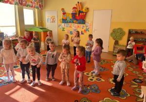 Dzieci stoją na dywanie