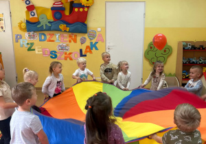 Dzieci odbijają balona chustą animacyjną