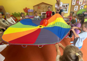 Dzieci odbijają balona chustą animacyjną