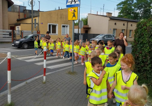 dzieci przechodzą przez pasy