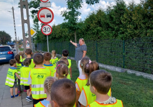 dzieci słuchają wykładu na temat znaczenia znaków drogowych