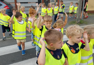 dzieci podczas przechodzenia przez ulicę