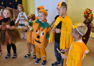 Dzieci tańczą w kole