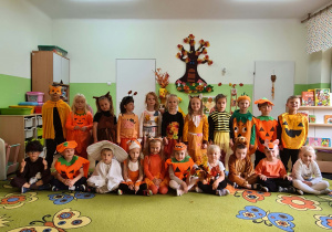 Cała grupa pozuje do zdjęcia