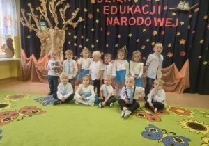 Dzieci z grupy "Muchomorki" pozują do zdjęcia grupowego