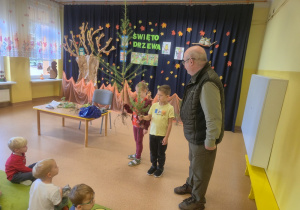 Dzieci oglądają oglądają sadzonki drzew